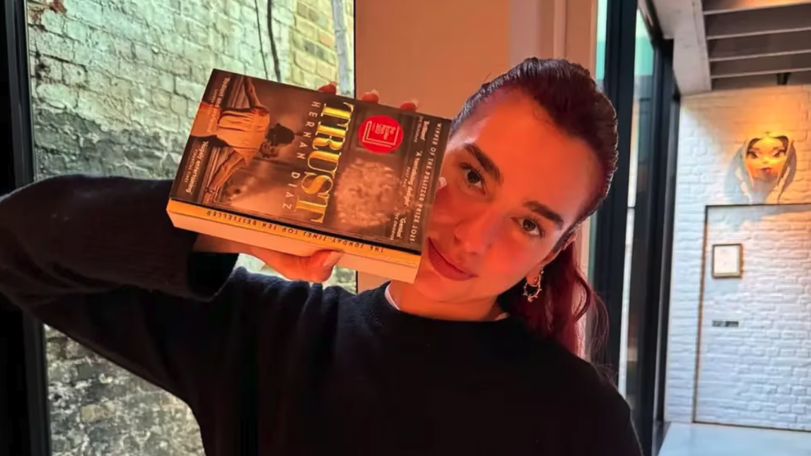 Dua Lipa entrevistó al escritor argentino que le "voló la cabeza"