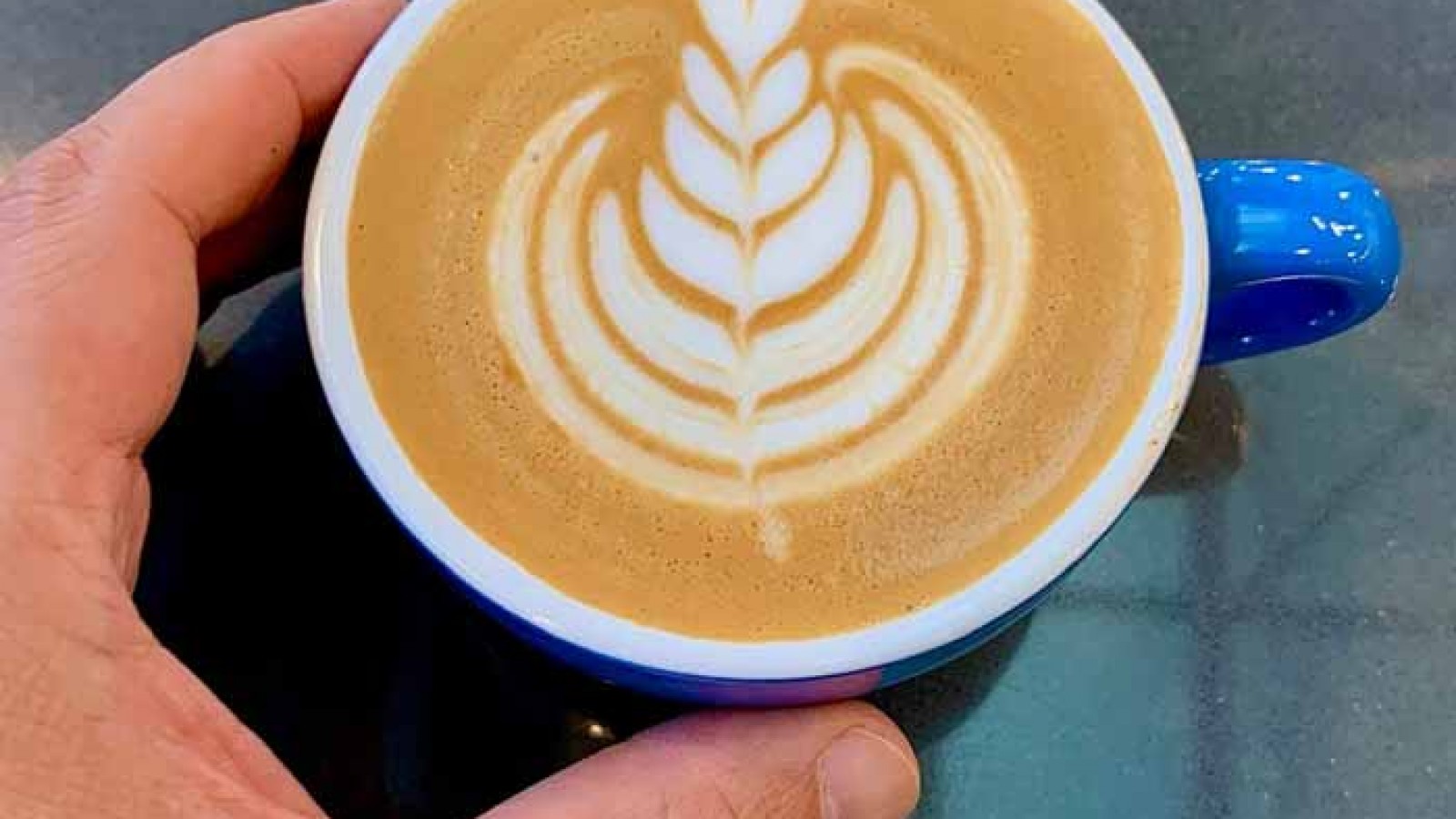 Sorprendé a todos: te enseñamos a preparar correctamente un flat white