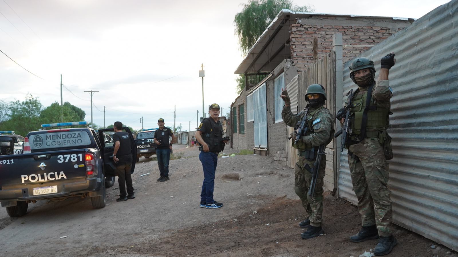El Oeste de Godoy Cruz amaneció con un impresionante operativo de las fuerzas de seguridad
