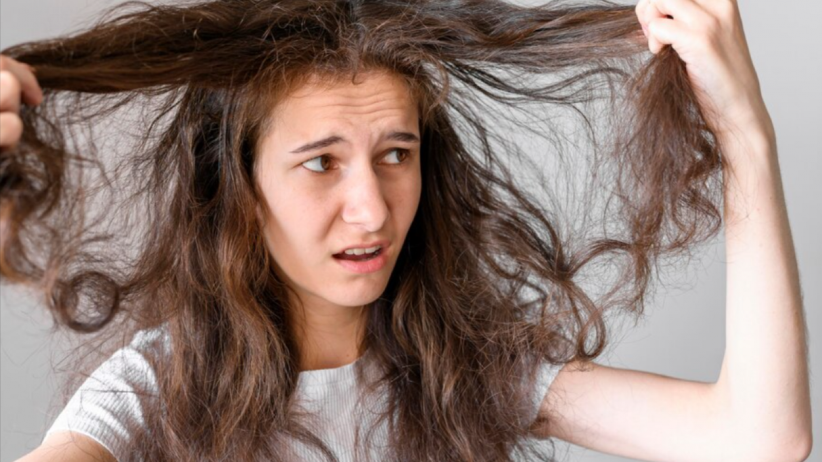 Efecto frizz en el pelo: por qué se produce y cómo evitarlo.