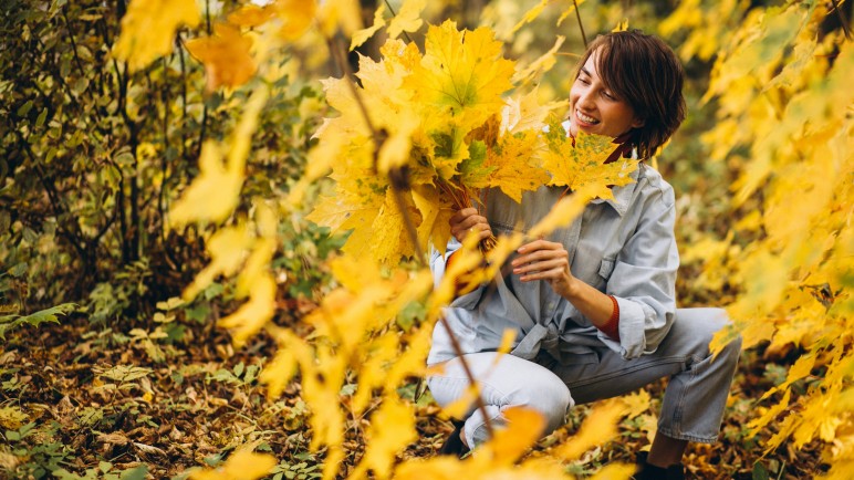 Cómo cuidar el jardín en otoño: limpieza, abonos y riegos para mantener a nuestras plantas saludables