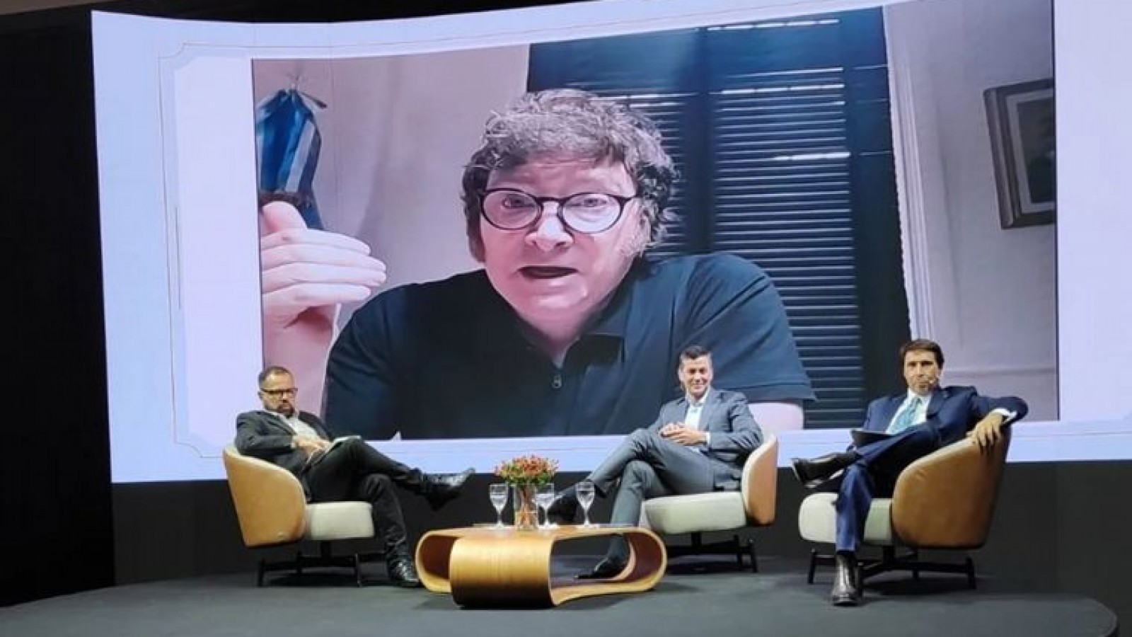 El presidente Milei se jacta de llevar adelante el ajuste más severo de toda la humanidad. Con indignarse, no alcanza