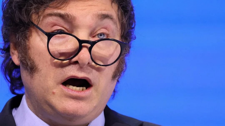 Perfil fue ayer, mañana puede ser toda la Nación. Milei festeja la crisis de una empresa periodística