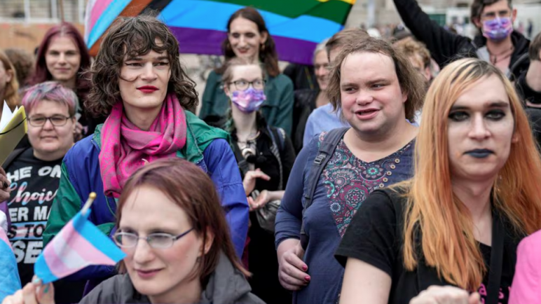Alemania aprueba ley que simplifica el cambio de sexo en la identificación