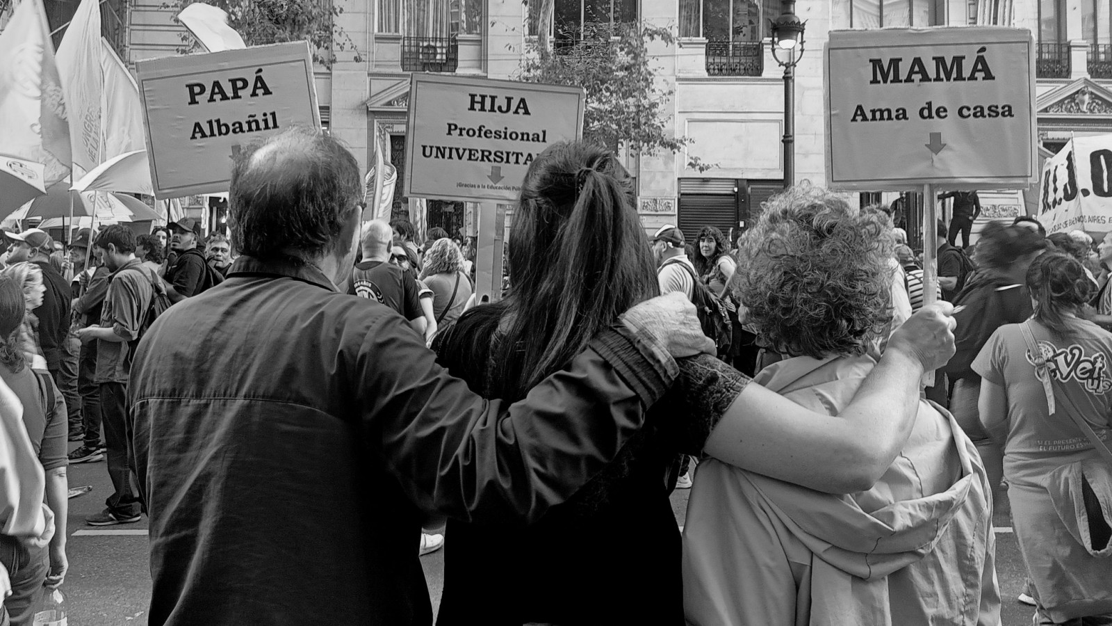 Creatividad argentina en defensa de la universidad pública