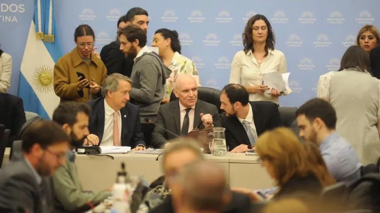 La "ley bases" obtuvo dictamen con la reforma laboral incluida