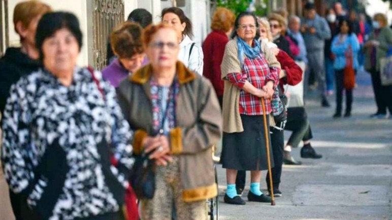 Si se aprueba la Ley Bases en el Senado, más del 70% de la población no podrá jubilarse