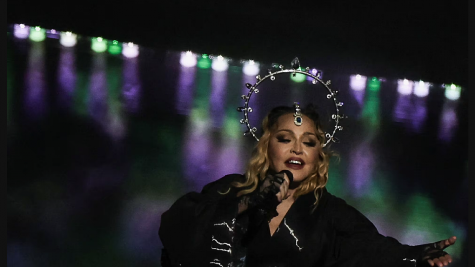 Madonna convierte la playa de Copacabana en una gigantesca pista de baile