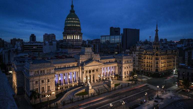 La ley ómnibus llega al Senado con alteraciones, pero igual, comienza el debate