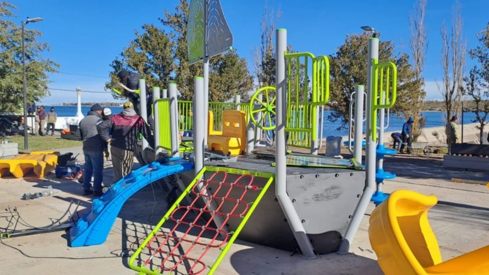 El Nihuil se sigue transformando: ultimos detalles en la nueva plaza y luces led en el boulevard de la costanera