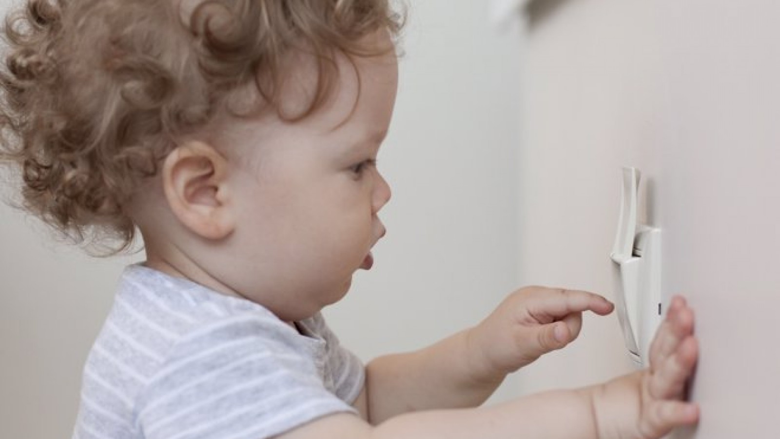 Los niños y el riesgo eléctrico en casa: algunas recomendaciones