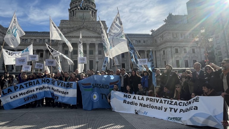 Milei suspende las redes y sitios web de los medios públicos, bajo un "proceso de reorganización"