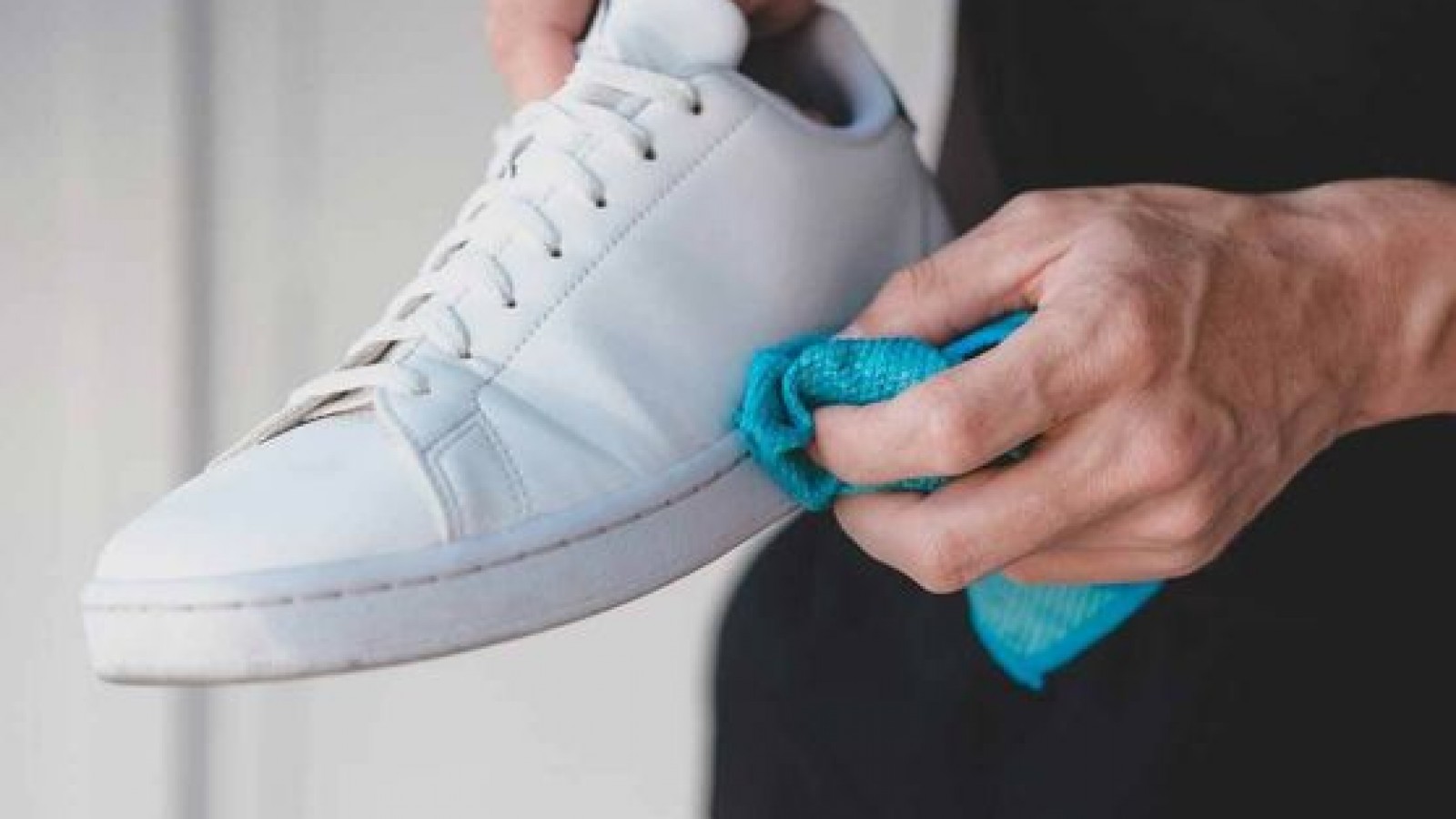 Zapatillas blancas: cómo realizar una limpieza cuidadosa