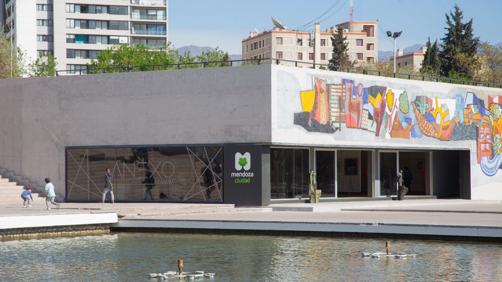 "Laboratorio visual: manos en el barro"