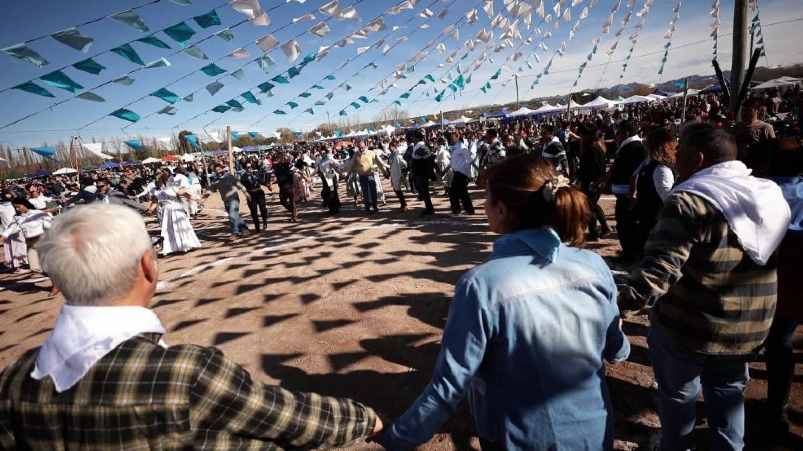 Más de 700 parejas bailaron el pericón en la Villa 25 de Mayo