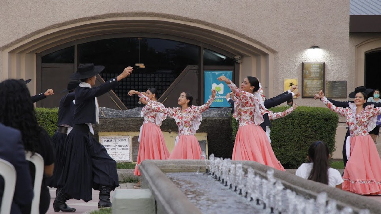 Tardecitas de folclore en la Plaza Pedro del Castillo