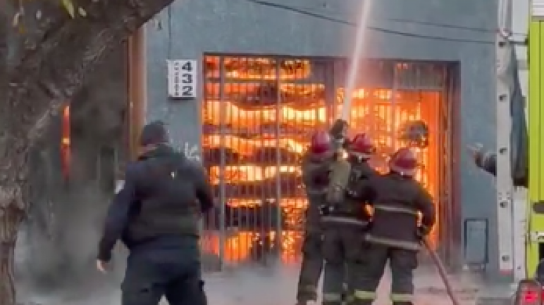 En la tarde se reavivó el incendio en Zapata Goma