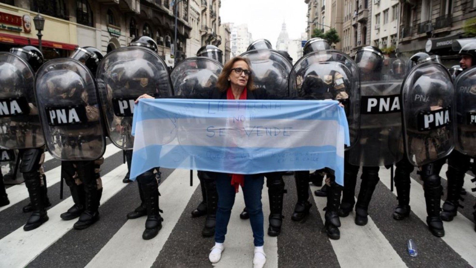 Mientras se debate la Ley Bases, se consolida la represión de Bullrich afuera del Congreso