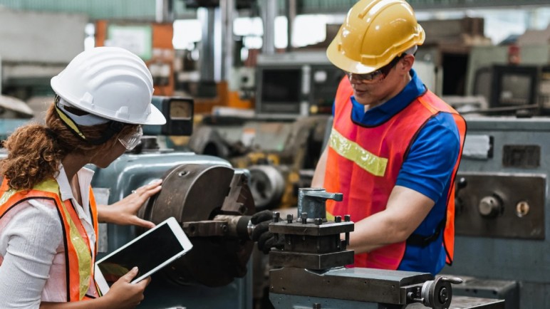 La actividad industrial cayó un 14,2% en abril, golpeando con fuerza el empleo