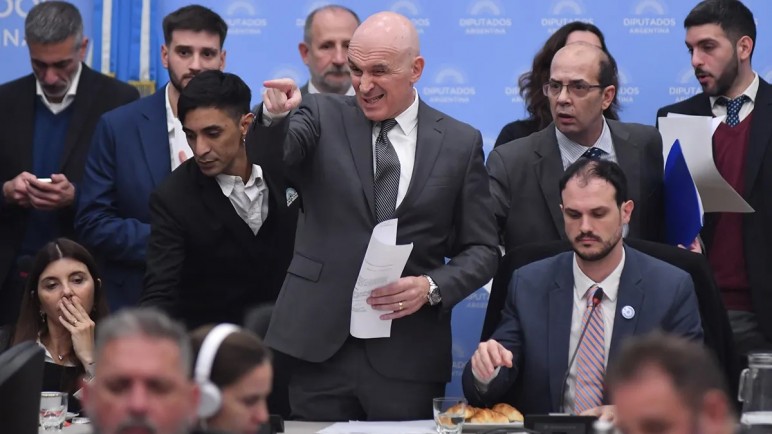 Hubo dictamen unificado para tratar la Ley Bases, con las privatizaciones afuera