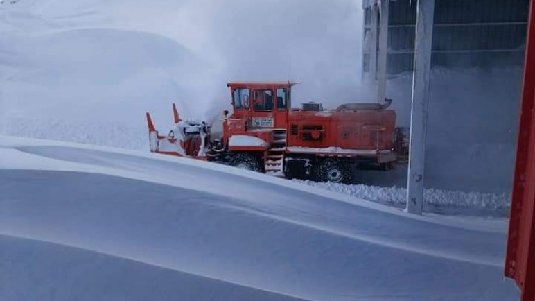 Turistas en la nieve, trabajos en la Ruta Nacional 7