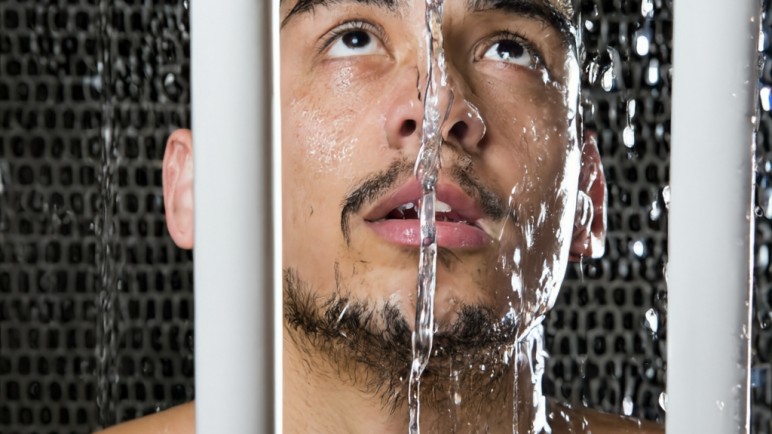 Rejas y cintas. La dura verdad y el dulce relato