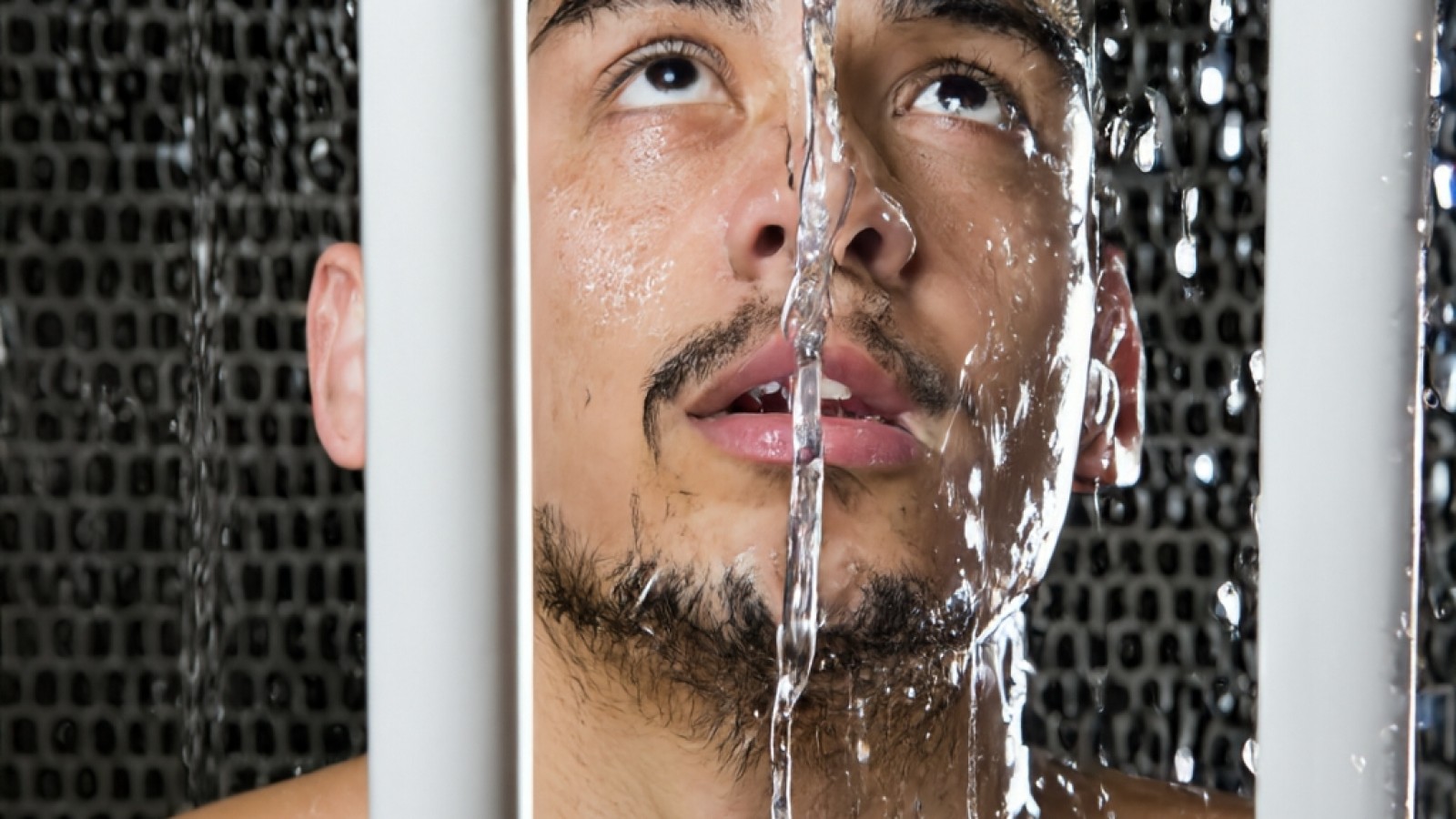 Rejas y cintas. La dura verdad y el dulce relato