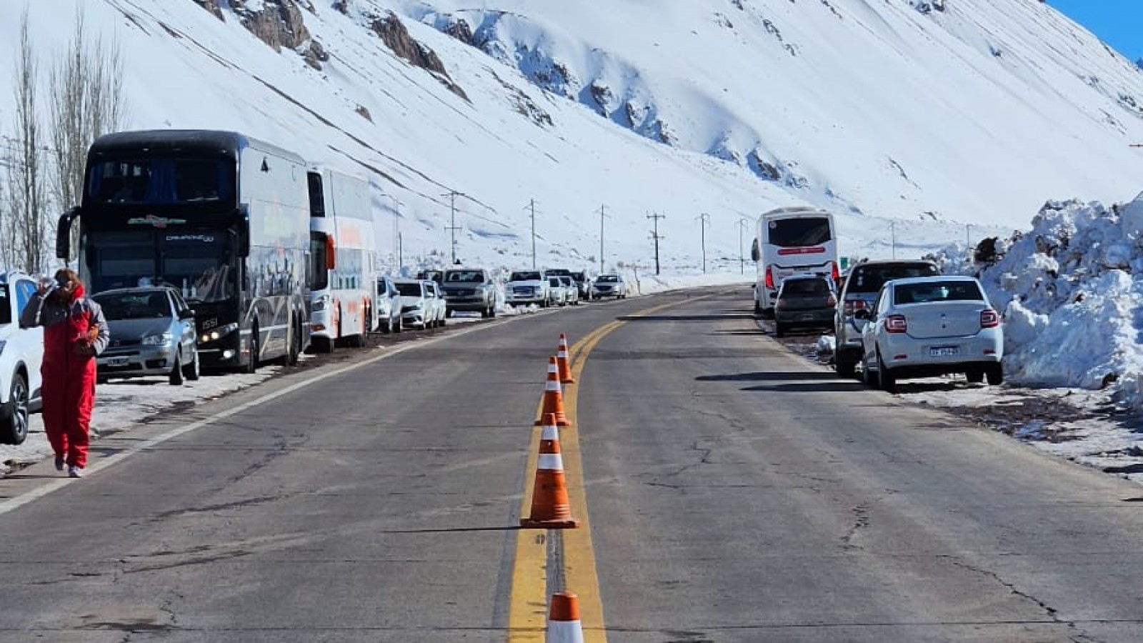 Intenso tránsito en la frontera de Argentina y Chile por Ruta 7