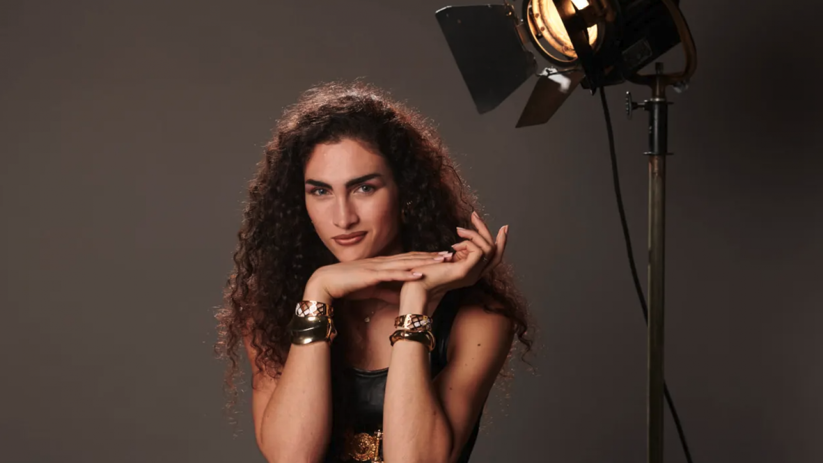 "Cris Miró (Ella)", la serie interpretada por Mina Serrano sobre la vedette trans que marcó a la sociedad argentina de los '90