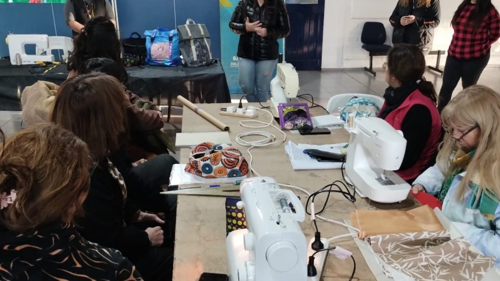 El Polo Textil lleva su taller de chalecos a barrios y distritos