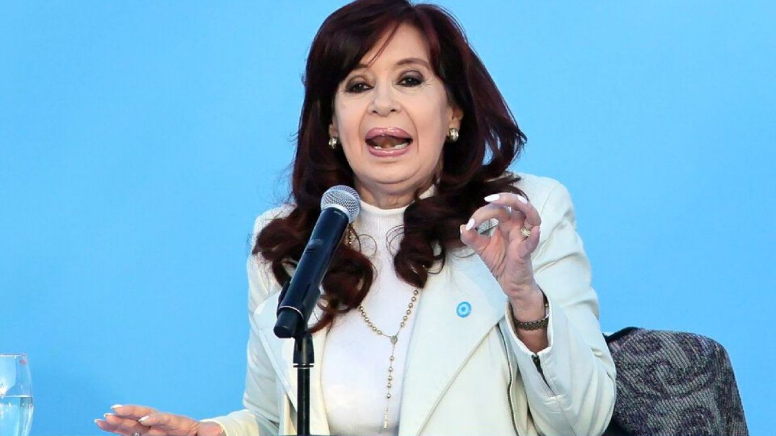 Cristina Fernández le respondió a Caputo por sus dichos sobre vender dólares para pagar impuestos