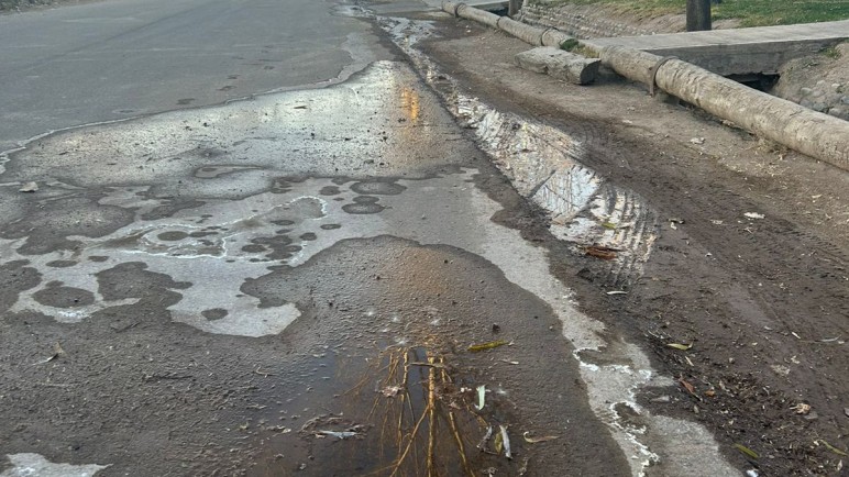 Sed de gestión. Derrame de agua en Luján, sin respuesta