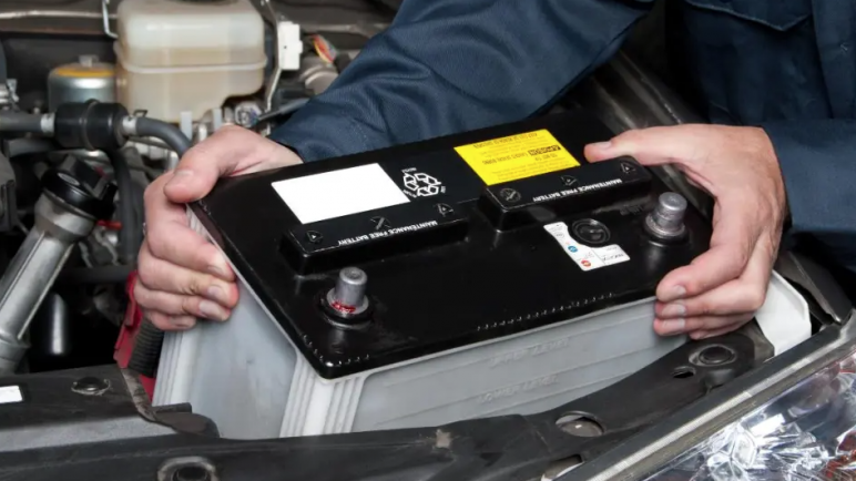 Revisión de la batería del vehículo antes de un viaje invernal