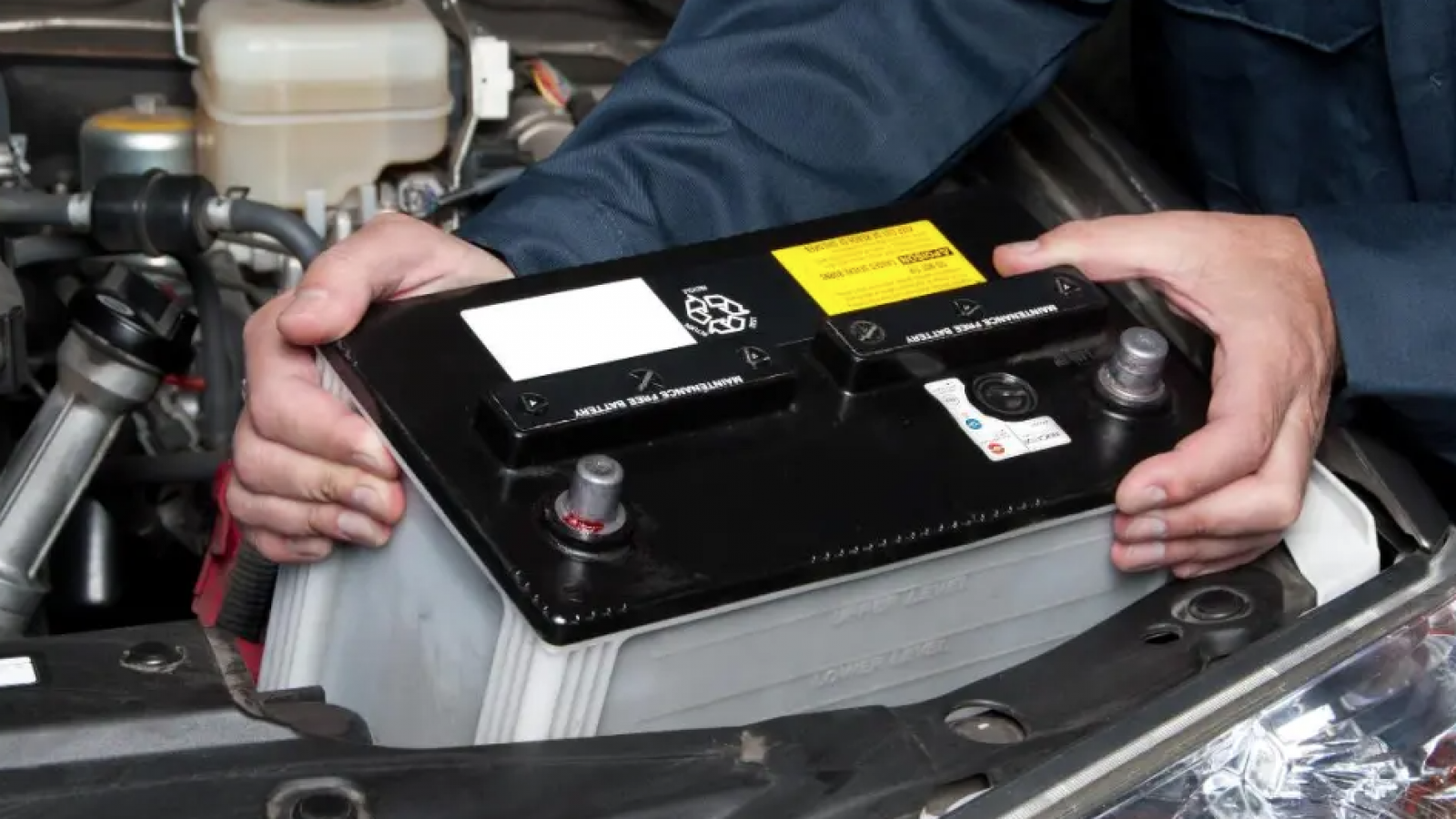 Revisión de la batería del vehículo antes de un viaje invernal
