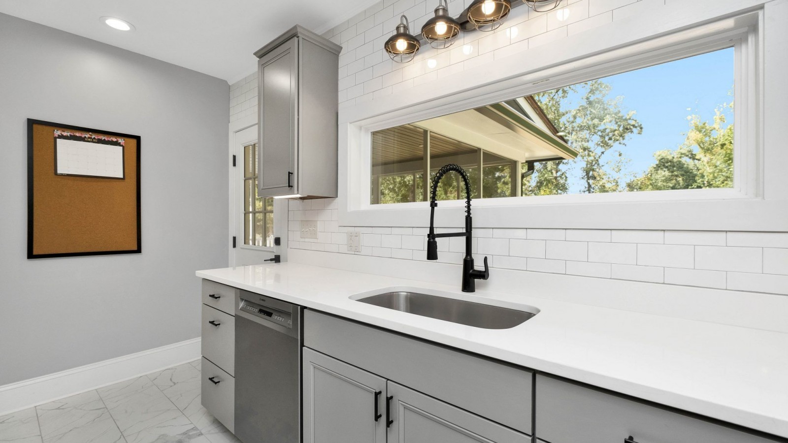 Tendencias en materiales y acabados para una cocina moderna: alacenas, mesadas, bachas, revestimientos y grifería