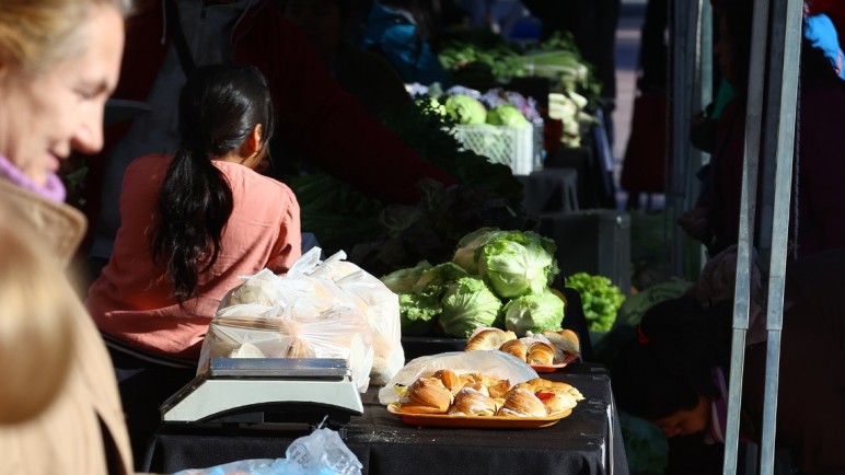 Una nueva edición del mercado "Del productor al consumidor" en la Estación Gutiérrez