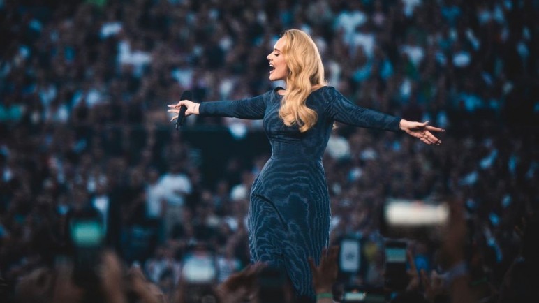 Adele sorprende en su regreso a los escenarios en Alemania