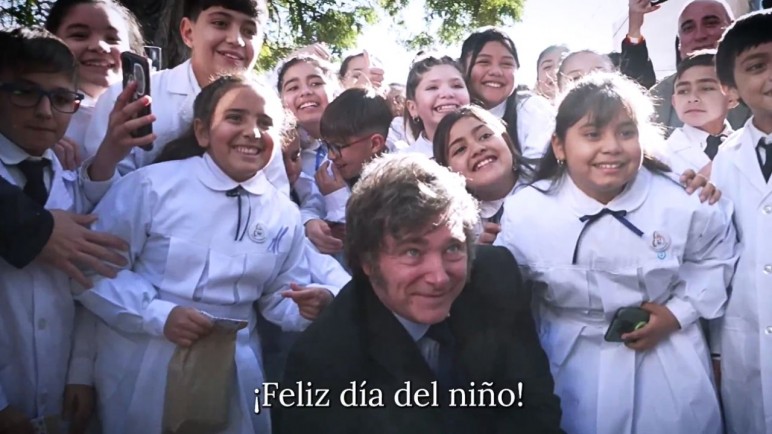 Mientras las niñeces empobrecen, Milei difunde un mensaje provocador
