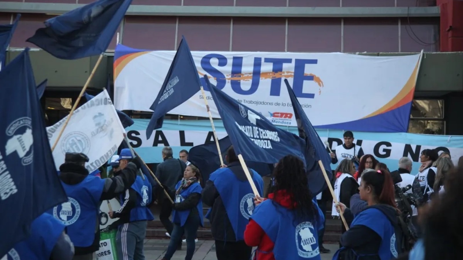 Sute exige pago de retroactivos, útiles escolares para docentes y vestimenta para celadores