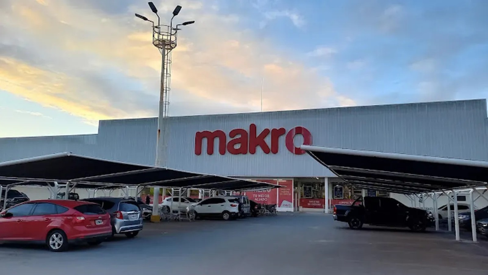 La cadena mayorista Makro se va del país debido la recesión