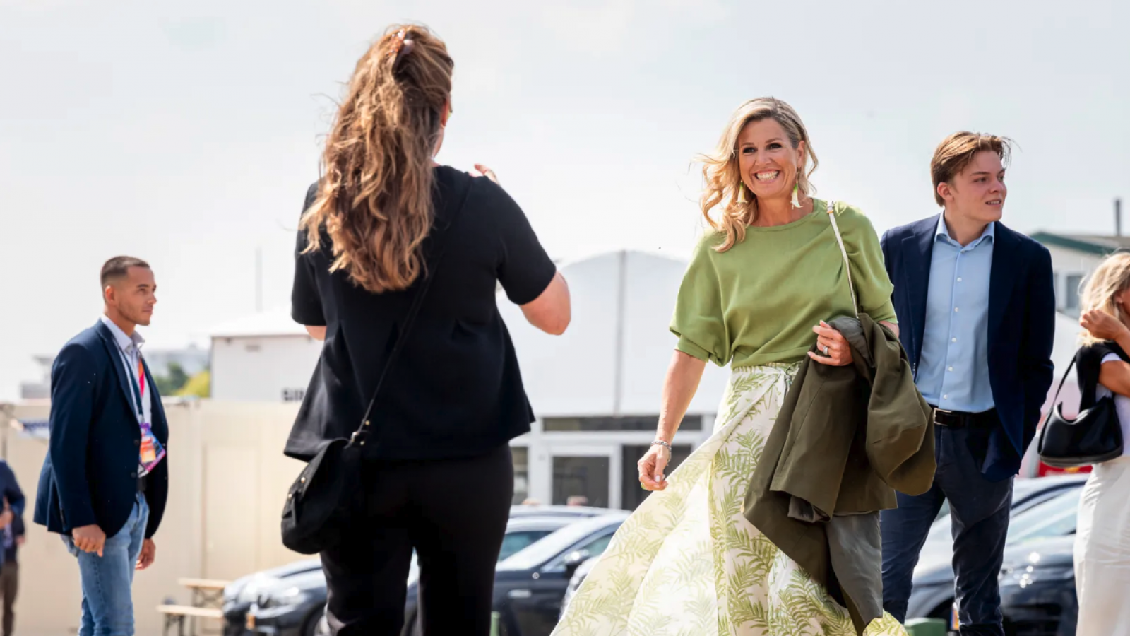 Máxima de Holanda deslumbra con un panta-pareo y muestra cómo lograr el look perfecto para el entretiempo