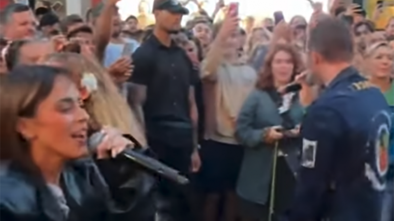 Tini Stoessel y Chris Martin cantaron en las calles de Dublín