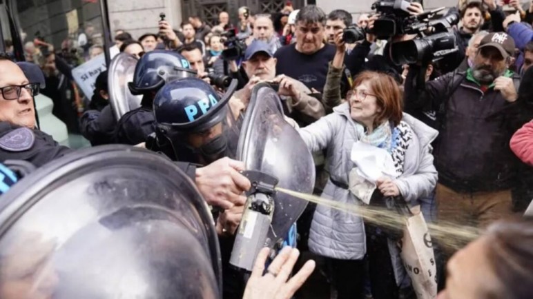 El gobierno de Milei vuelve a reprimir a jubilados en el Congreso
