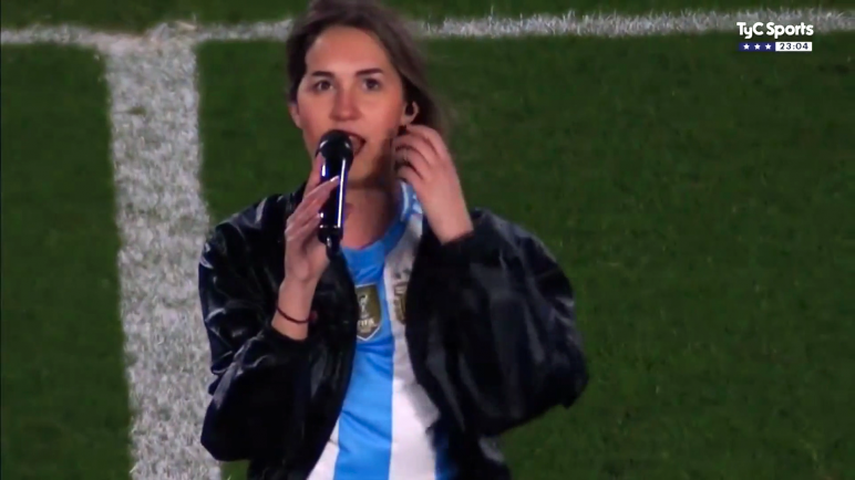 ¿Quién es la joven que cantó en el Monumental tras la victoria de la Selección argentina ante Chile?