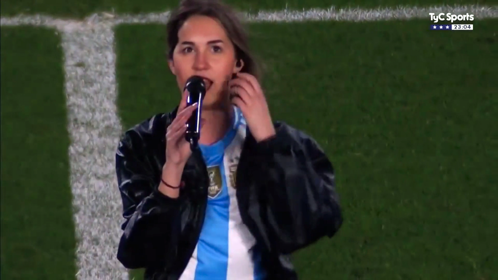 ¿Quién es la joven que cantó en el Monumental tras la victoria de la Selección argentina ante Chile?