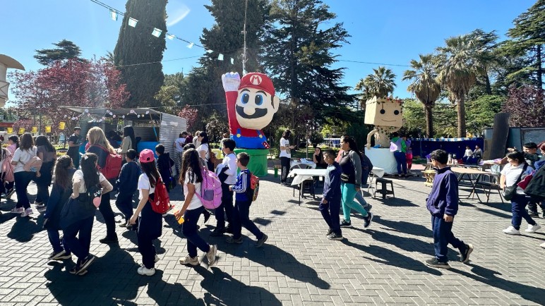 Maipú certifica a más de mil estudiantes en manipulación de alimentos para los kioscos 2024