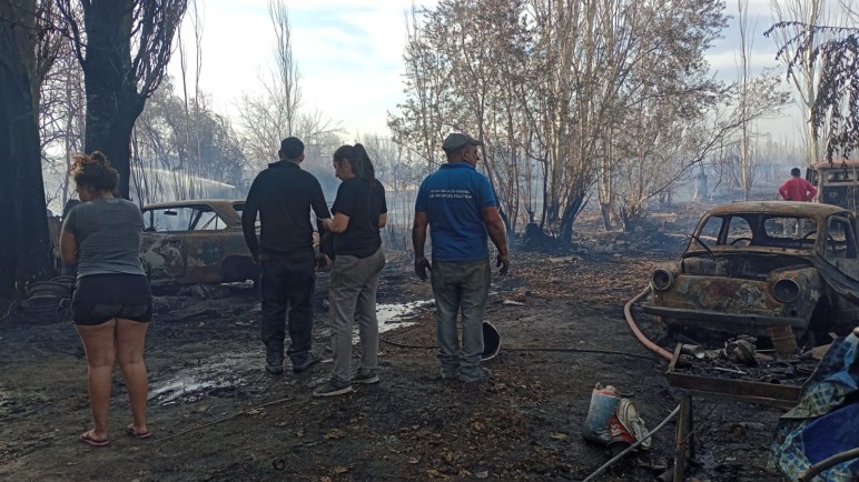 Incendio en Los Corralitos con pérdidas materiales y riesgos de intoxicación