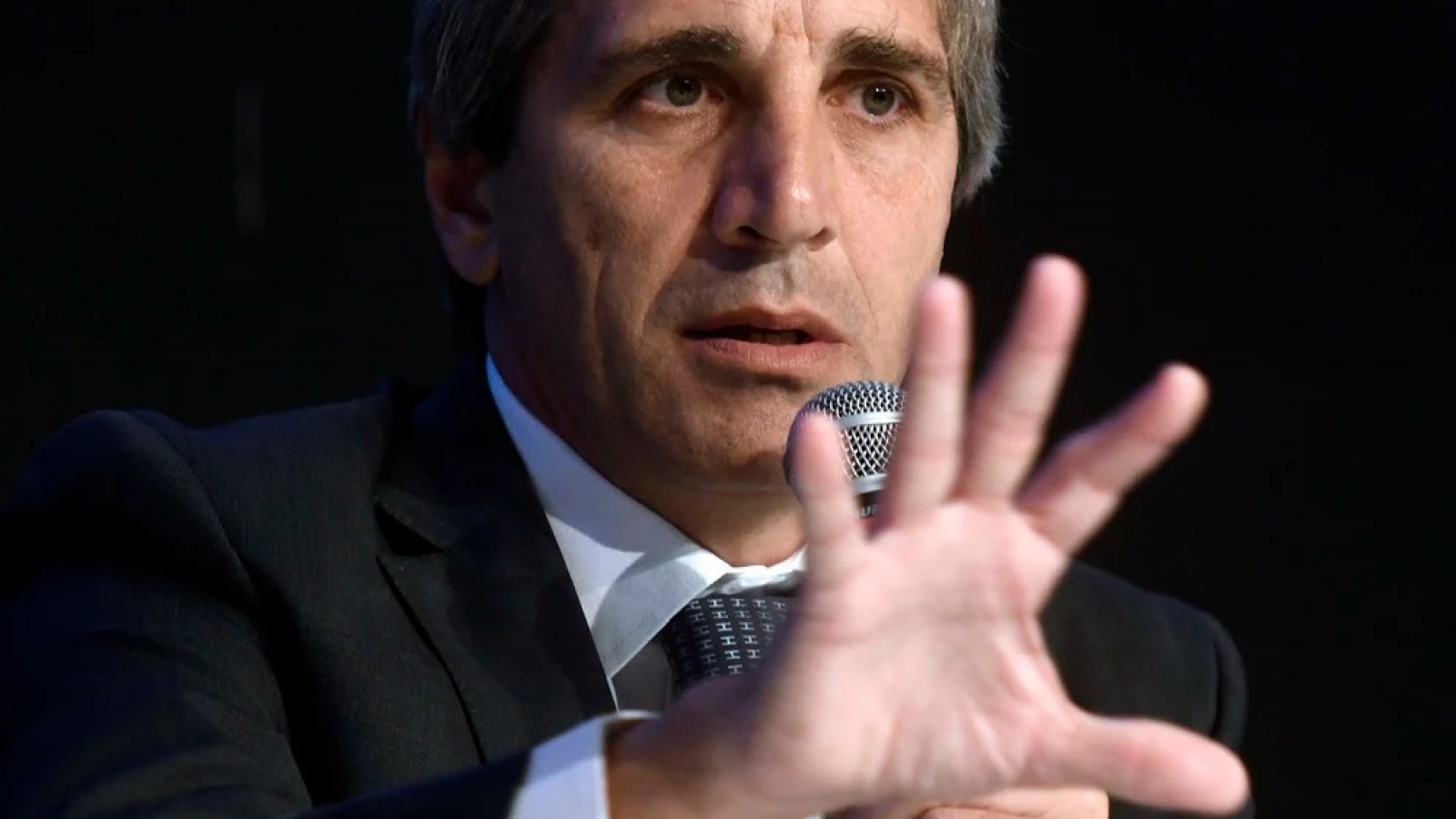 Exigen que Caputo explique el Presupuesto 2025 en el Congreso