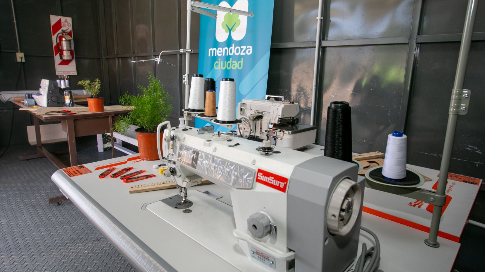 Inauguran taller de costura sustentable