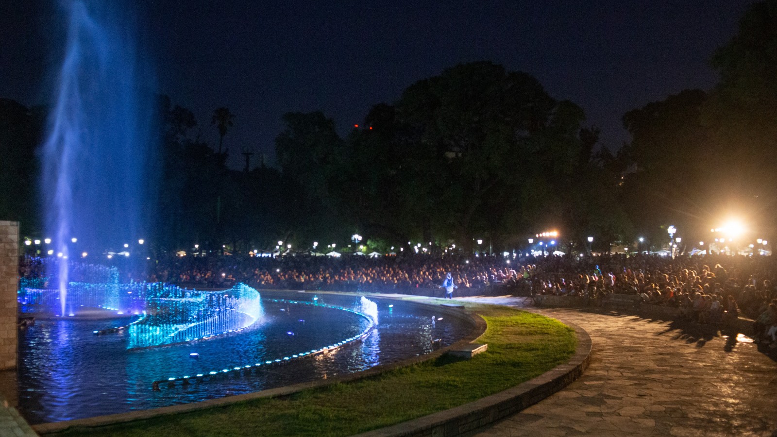 Mantenimiento programado en la fuente de aguas danzantes de la Plaza Independencia
